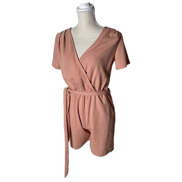 Gilli Surplice Faux Wrap Style Short Sleeve Romper in Salmon Size Small - Picture 10 of 15